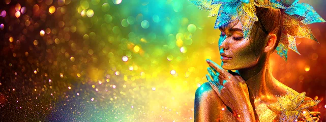 Golden Fashion Model Frau mit hellen goldenen Funkeln auf der Haut posiert, Fantasy-Blume, Porträt eines schönen Mädchens mit leuchtendem Make-up. Art Design Goldpailletten bilden. Glitzernde Haut, Schmuck, Neon © Subbotina Anna