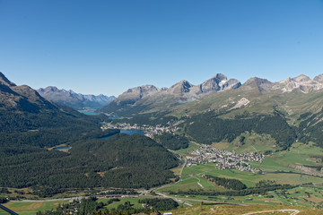 Fototapeta na wymiar The lake region with the lakes of St. Moritz, Champfèrsee, Silvaplaner See and Silsersee is impressive. Picturesque Grisons villages, fir forests and scenic slopes