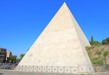 Fototapeta na wymiar Pyramid of Caius Cestius Rome Italy