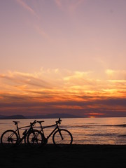 Fototapeta na wymiar 夕焼けの海と自転車