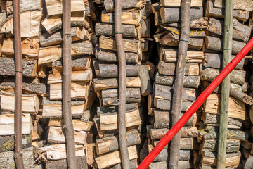 Brennholz aufgestapelt zum trocknen für die Heizperiode © focus finder