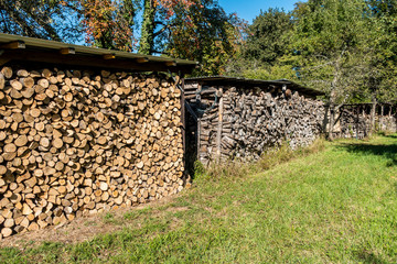 Brennholz aufgestapelt zum trocknen für die Heizperiode © focus finder