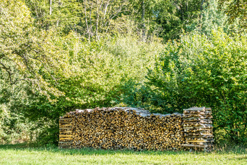 Brennholz aufgestapelt zum trocknen für die Heizperiode © focus finder