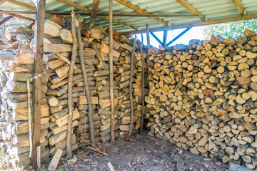 Brennholz aufgestapelt zum trocknen für die Heizperiode © focus finder