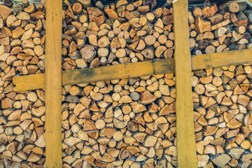 Brennholz aufgestapelt zum trocknen für die Heizperiode © focus finder