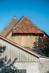 Fototapeta na wymiar Marodes Dach am Altbau