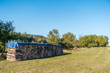 Brennholz aufgestapelt zum trocknen für die Heizperiode © focus finder