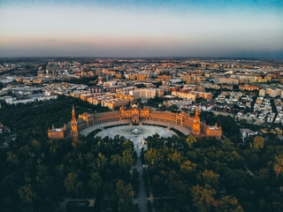 Fototapeta premium Vue aérienne avec drone de la place d''Espagne à Séville