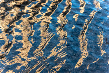 Surface d'eau avec des reflets