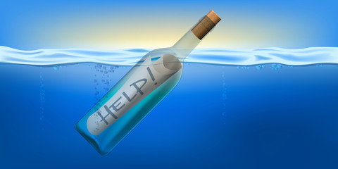 Concept du SOS avec une bouteille à la mer qui flotte avec un message de détresse appelant à l’aide à l’intérieur.