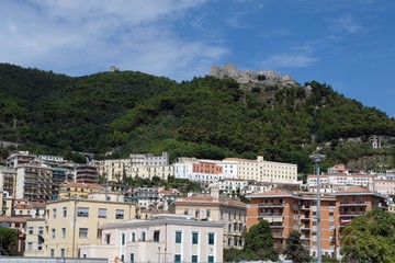 Fototapeta na wymiar Ville de Salerne dominée par le Château d'Arechi en Italie