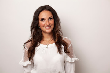 Obraz premium Junge Frau vor weißen Studio Hintergrund mit Platz für Text oder Werbung