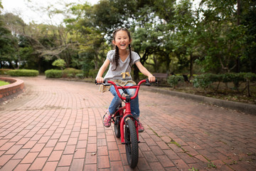 自転車に乗る女の子