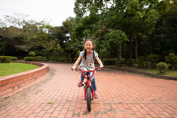 自転車に乗る女の子