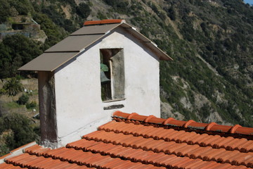 Cappella rurale con campana e tegole