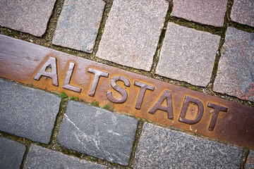 Markierung der historischen Altstadt auf dem Kopfsteinpflaster der Stadt Schmalkalden in Thüringen