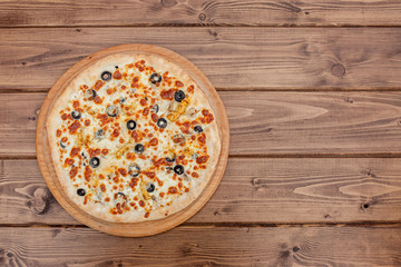 Pizza with Mozzarella cheese, chicken, olives, Spices . Italian pizza