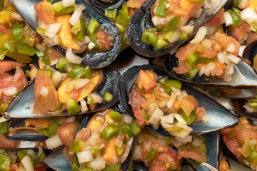 Mejillones al vapor con picadillo de verdura en primer plano