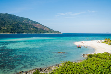 Fototapeta na wymiar Sea Bright, beautiful at tropical island the Andaman crystal Sea, of Koh Lipe, Thailand