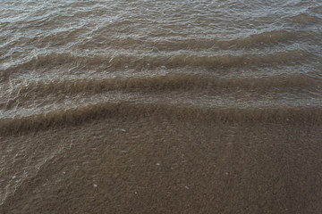 Pulsating ocean energy in shallow water at the time of high tide or low tide