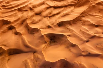 Gardinen Luftaufnahme von oben auf Sanddünen in der Wüste © Kokhanchikov
