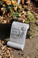 Grabschmuck im Herbst mit Text
