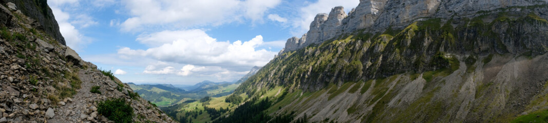 Naklejka premium Bergwanderweg von Innereriz über die Sichle nach Merligen (Schweiz, Bern, Berner Oberland)