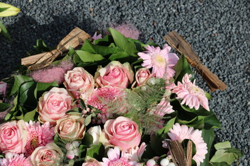 Blumen als Grabschmuck auf dem Friedhof