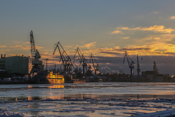 Obraz premium cargo freight ship in sunset