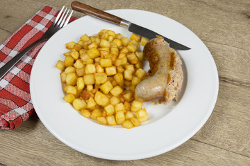 andouillette et pommes de terre rissolées