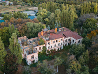 Obraz premium Ruined overgrown Mental hospital in Orlovka, Voronezh region, green post-apocalyptic concept