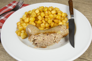 andouillette et pommes de terre rissolées