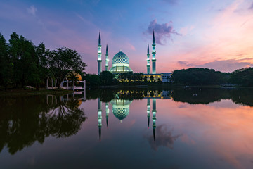 Naklejka premium Majestice view of Sultan Salahuddin Abdul Aziz Shah mosque in the morning by the lakeside at Shah Alam, Selangor.