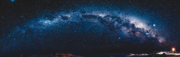 Une photographie astronomique à longue exposition de la nébuleuse Cygnus est prise au milieu de la nuit en Antarctique