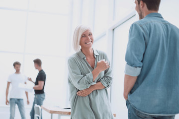 Obraz premium two colleagues are discussing something standing in the office