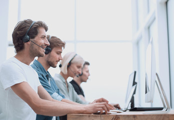 call center consultants work with clients online