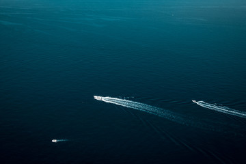 drei weiße Yachten auf blauem Meer