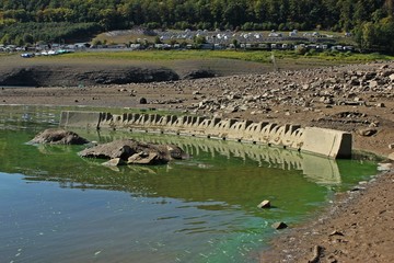 Das Sperrmauermodell im ausgetrockneten Edersee voller Blaualgen