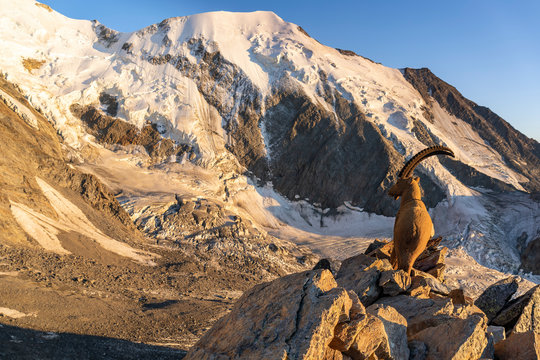 Coucher de soleil depuis le refuge de tête Rousse lors de l'ascension du Mont Blanc par la voie normale