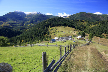 połonniny widok na zaśnieżone wysokogórskie szczyty © qrrr