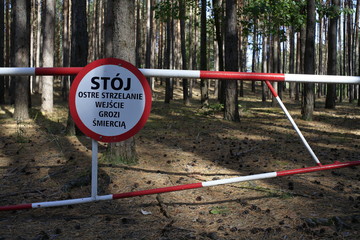 znak ostrzegawczy przed wejściem na teren poligonu wojskowego