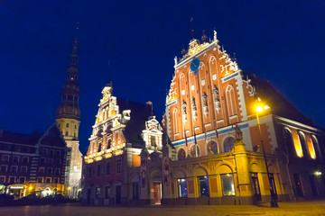 Fototapeta na wymiar central square in Riga and House of Blackheads in the old town at night in Riga, Latvia...