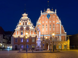 Fototapeta na wymiar central square in Riga and House of Blackheads in the old town at night in Riga, Latvia...