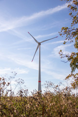 Ansicht eines Windkraftkonverters der auch Windkraftanlage genannt wird an einem sonnigen Herbsttag