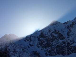 Il sole tramonta dietro al Monte Cervino