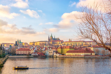 Fototapeta premium Panorama historycznego centrum Pragi - Hradczany z Zamkiem Katedra św. Wita i Wełtawą, Praga, Czechy