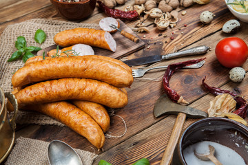 Kiełbasa na drewnianym stole  (widok z innego kąta w portfolio)