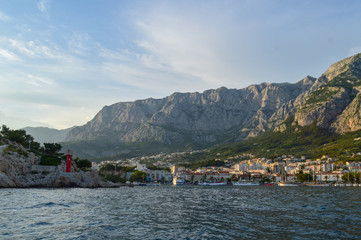 Fototapeta premium Panoramiczny widok na centrum Makarskiej od strony morza w Makarskiej w Chorwacji 17 czerwca 2019 roku.