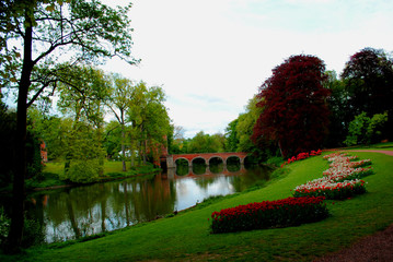 Fototapeta na wymiar Park and pond in the castle Groot-Bijgaarden Belgium