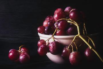 GRAPES ON BALL AND DARK FUND. VINTAGE TIME © CMM.Photo